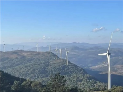 春光鍍電千峰翠，陽光智造萬象新